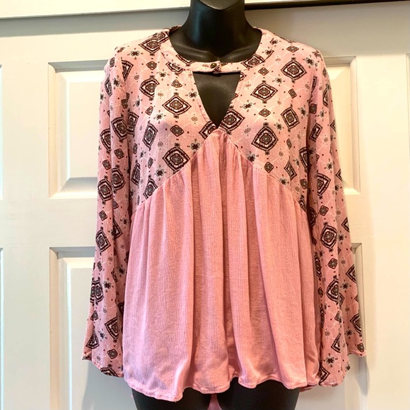 Adam Levine Collection Tops - Adam Levine dusty Pink Women's v neck Top, size medium